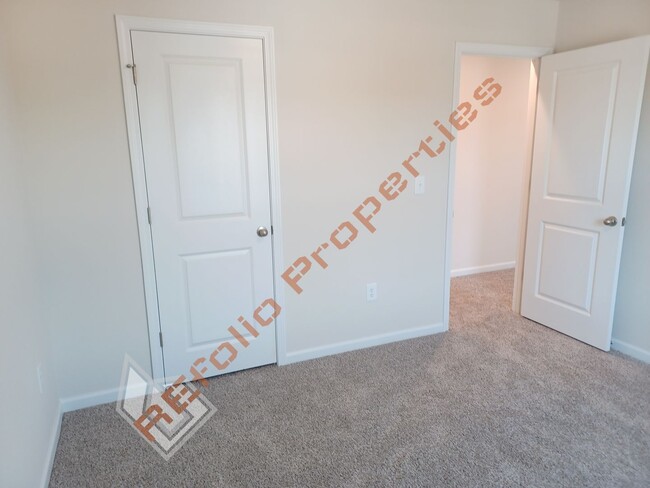 Building Photo - Bright and Airy! 5 Bedrooms 3 Bathrooms Ho...