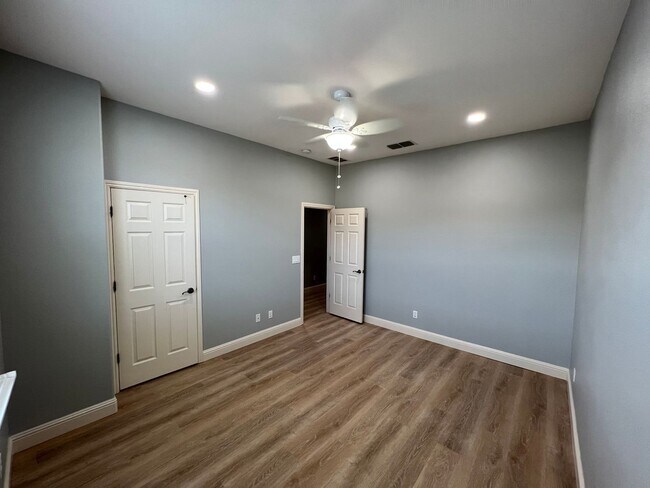 Building Photo - Desirable and Spacious 5-Bedroom Home in Empire Ranch!