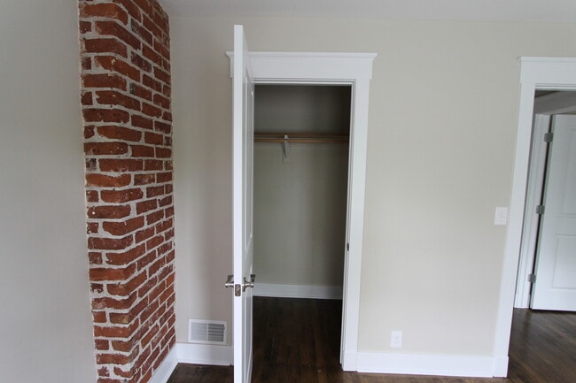 Building Photo - 307 S 50th St