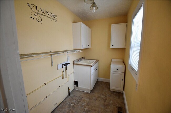 Building Photo - 583 Victoria Ave