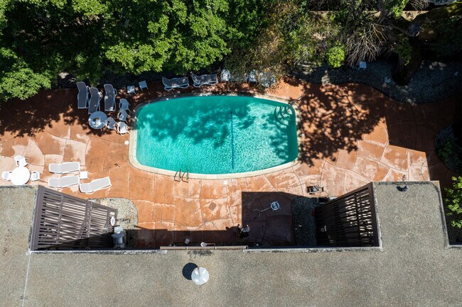 Building Photo - 710 Laurel Ave