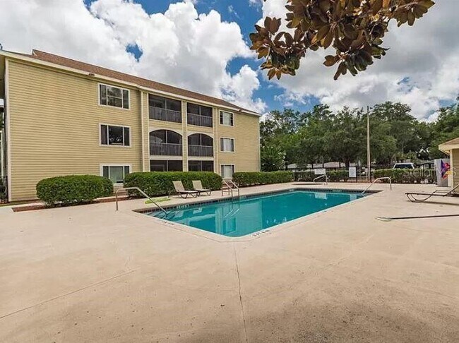 Building Photo - 3800 SW 20th Ave