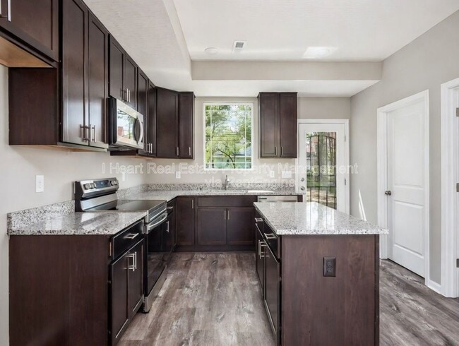 Building Photo - 33 Whitethorne Ave