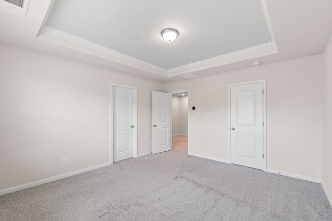 Building Photo - Like-New Townhome in Pristine, Move-In Ready Condition