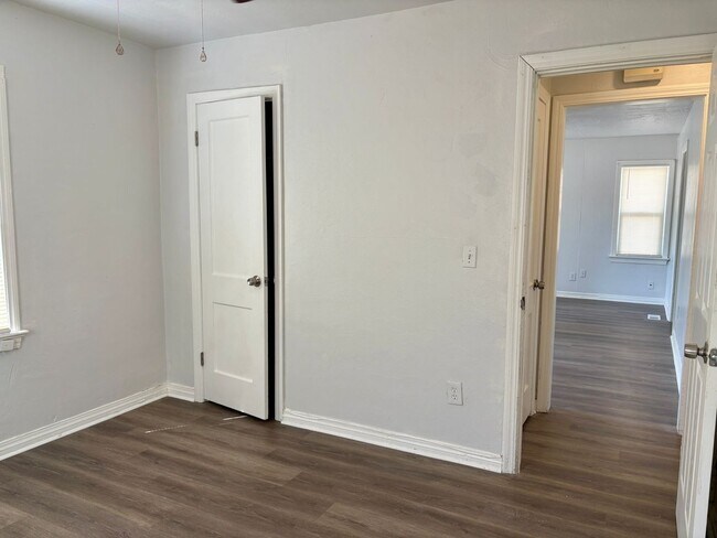 Building Photo - 2316 Miramar Blvd