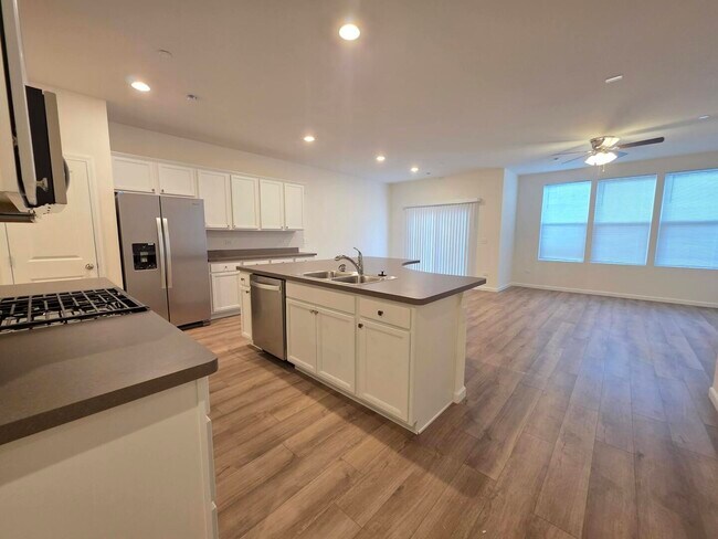 Building Photo - 5915 Hawkweed Dr