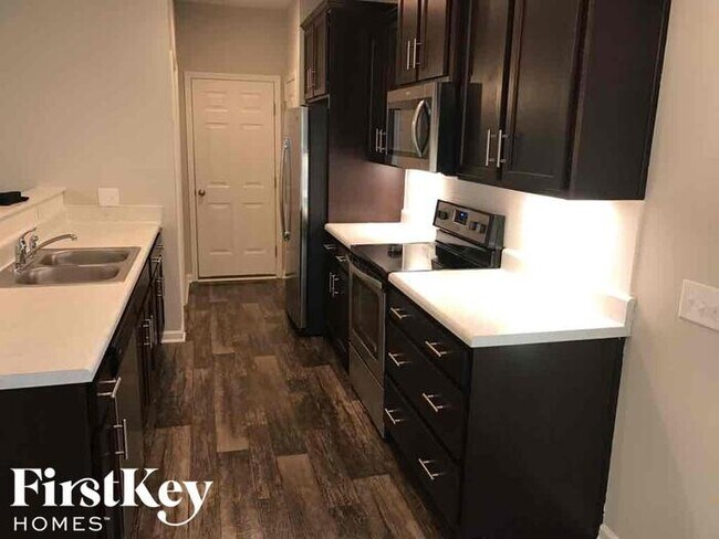 Building Photo - 6914 Lowline Dr