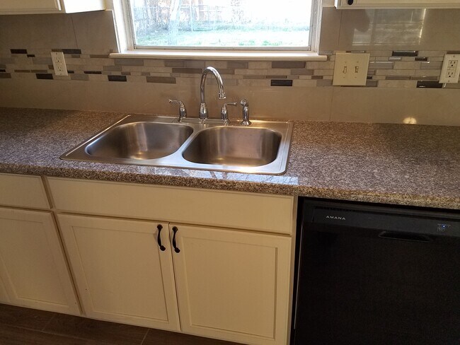 Building Photo - 5227 Vlg Gln Dr