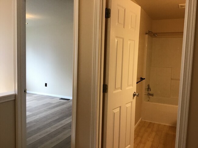 Building Photo - 2 Bed 2.5 Bath Townhouse with Lake access
