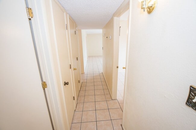 Building Photo - Spacious 3 Bedroom, 2 Bath Home with Updat...