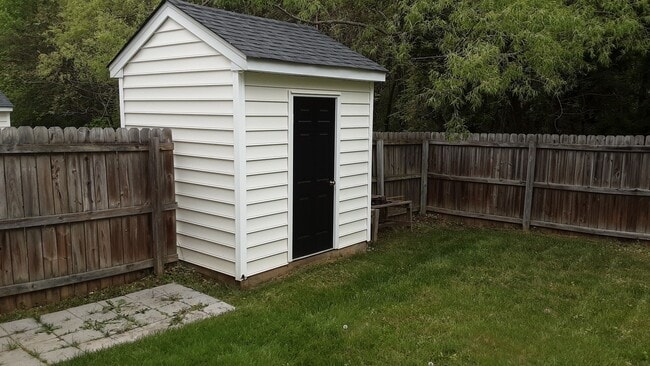Building Photo - Beautiful three bedroom two-and-a-half bat...