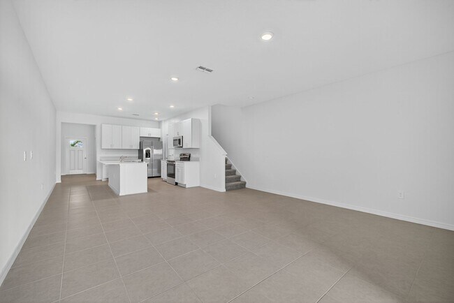 Building Photo - New 3 Bed Townhouse!