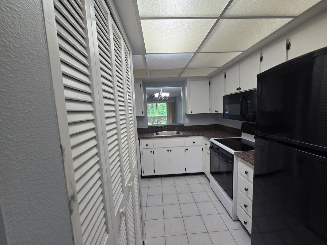 Building Photo - 7056 W Country Club Dr N