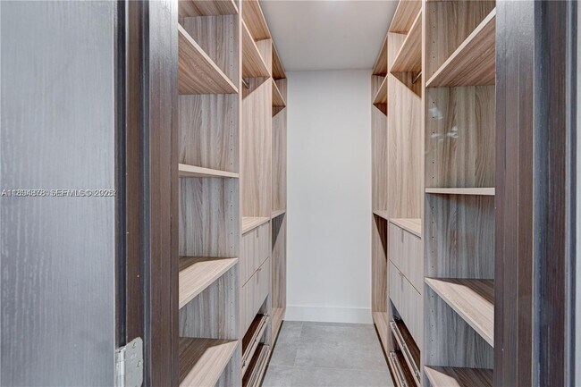 Building Photo - 2305 Magnolia Dr