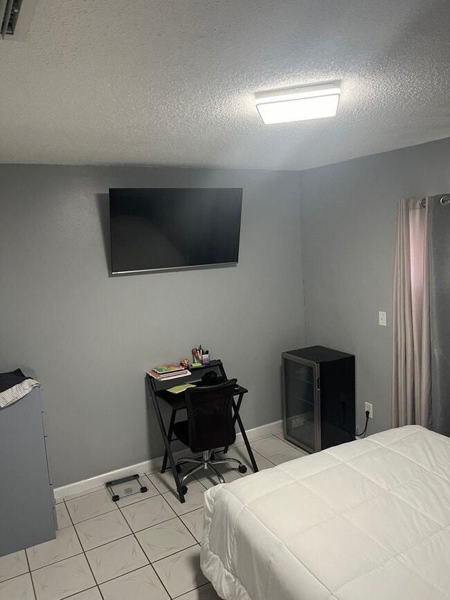 Building Photo - 2221 W 52nd St