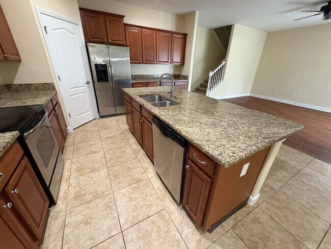 Building Photo - 6 BEDROOM + LOFT, 3 BATH HOME INDEPENDENCE...