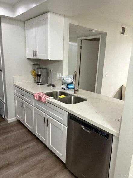 Building Photo - 2055 Lakeridge Cir