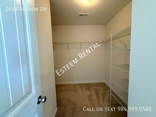 Building Photo - 2669 Averon Dr