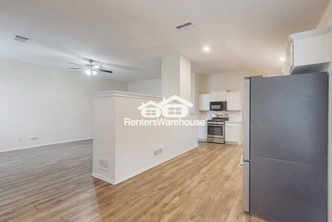 Building Photo - MOVE IN Special 1/2 Off One Month Rent REA...