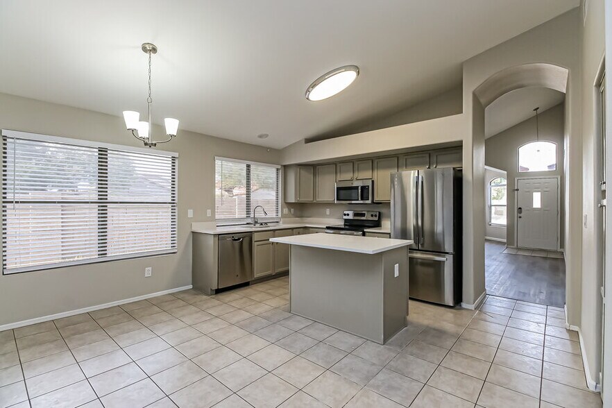 Building Photo - 477 E Devon Dr