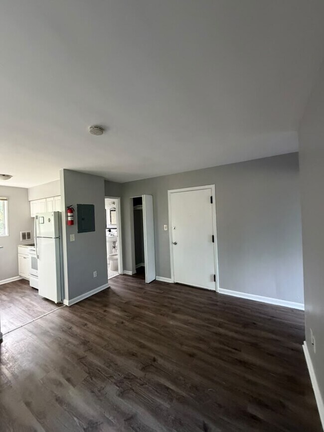 Building Photo - Heart of Laurel unit 12