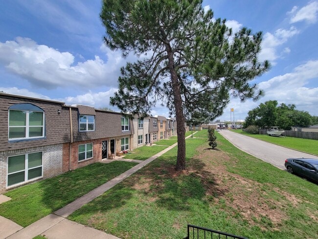 Building Photo - 101 Brookside Ln