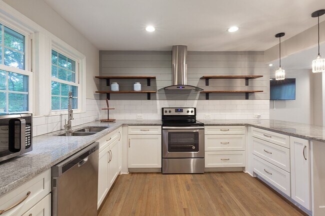 Building Photo - Renovated 3/2 w/ Fenced In Backyard and Co...