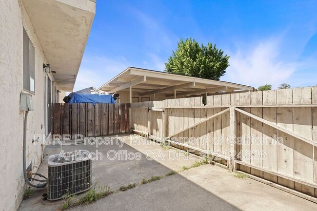 Building Photo - 908 Minaker Dr