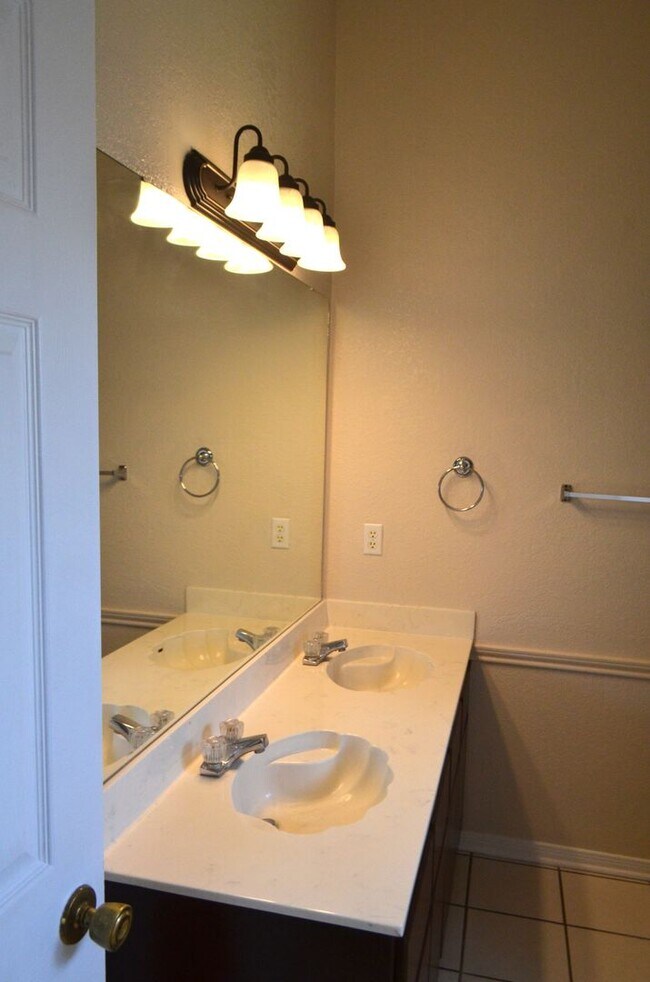Building Photo - 113 Lariat Cir