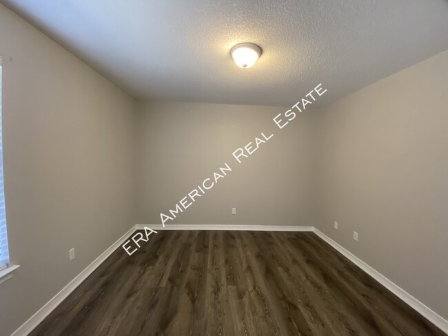 Building Photo - 2110 Bahama Dr