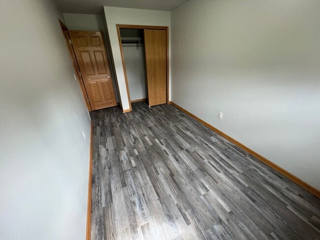 Building Photo - Garden-level 3 bedroom unit close to Sawyer Elementary