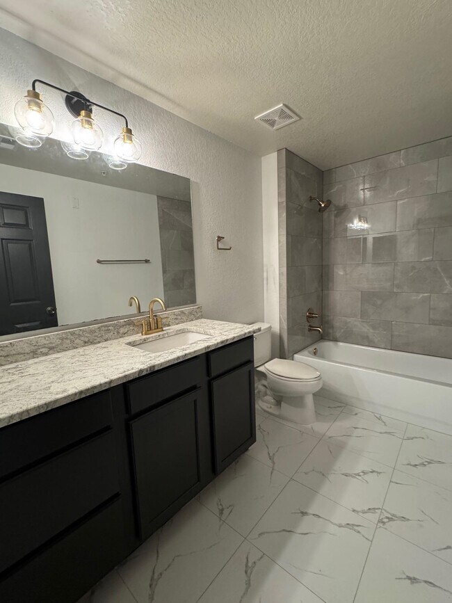 Building Photo - 2801 Chancellorsville Dr