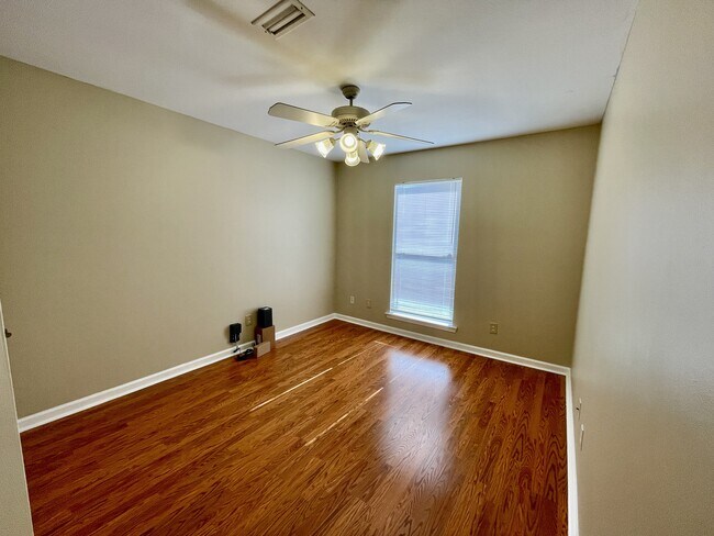 Building Photo - 115 Lakeside Dr