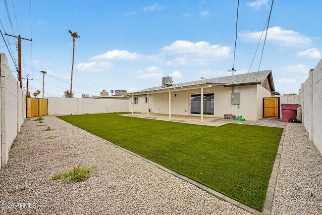 Building Photo - 8440 E Palm Ln