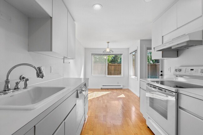 Building Photo - 2Bd/1.75Ba Seattle Condo
