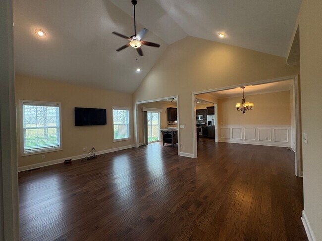 Building Photo - 3020 Equestrian Ct