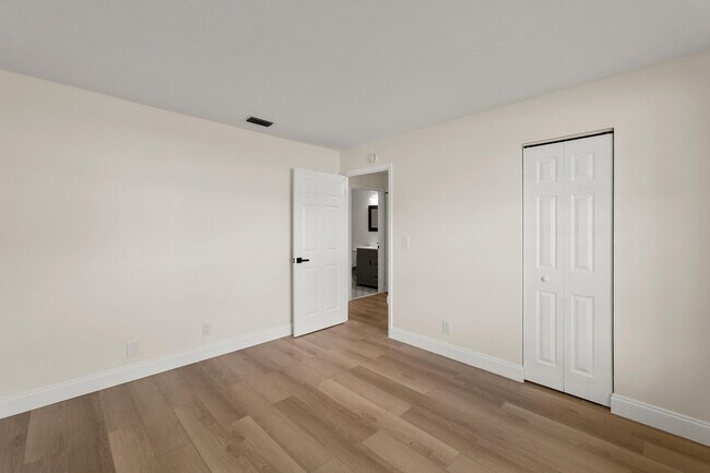Building Photo - 7406 Willow Spring Cir N