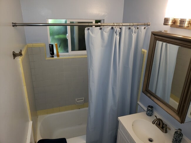 Building Photo - 707 Vernon Ave