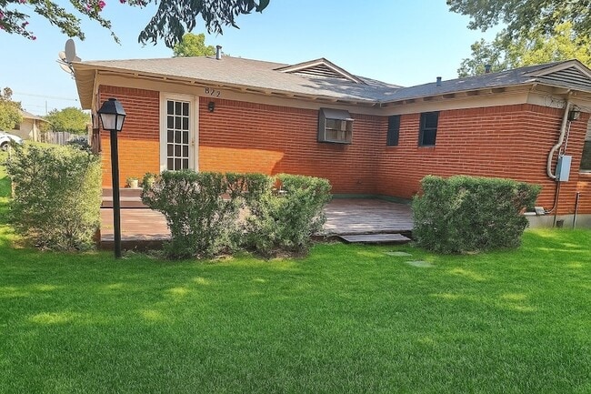 Building Photo - 822 Bandera Ln