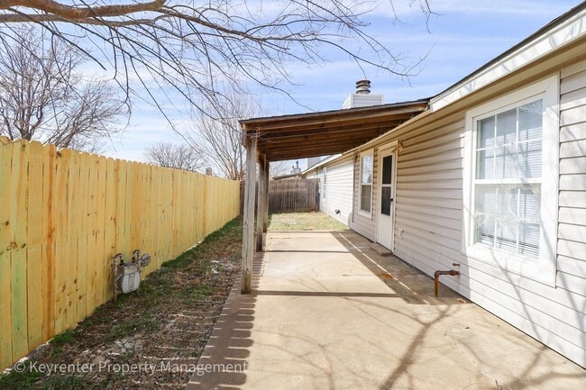 Building Photo - E 31st Ct Duplex