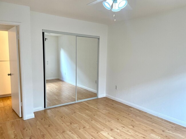 Building Photo - Beautiful 1 Bed/1 Bath Condo Apartment with Private Patio, Hardwood Flooring, Pool, and AC