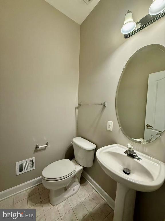 Building Photo - 612 Garden View Square