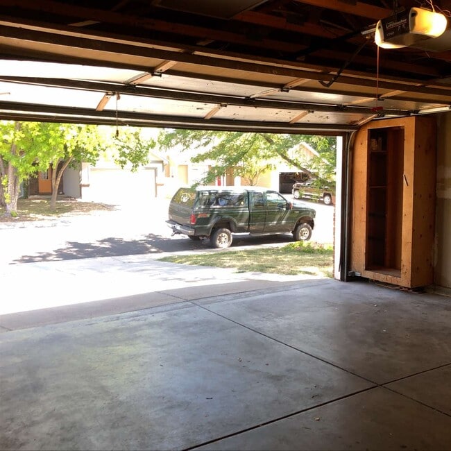 Building Photo - 725 Marigold Ln
