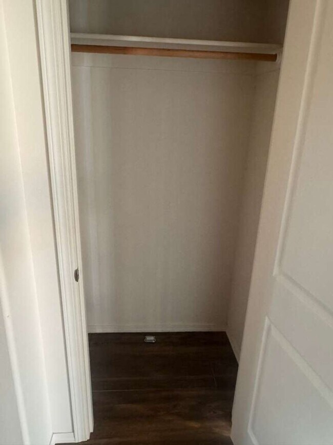 Building Photo - 1642 Zoe Ave