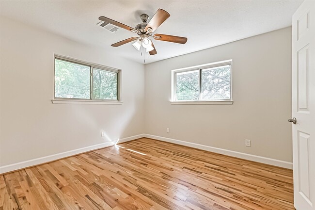 Building Photo - 1207 Thomas Dr
