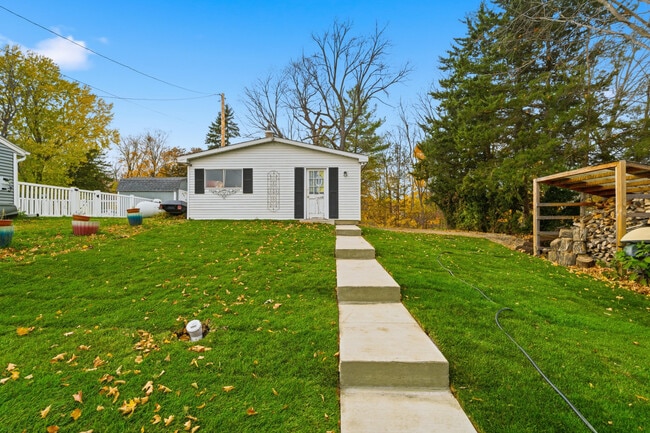 Building Photo - W6705 N Lakeshore Cir