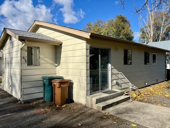 Building Photo - Spacious 2 Bedroom, 1.5 Bath Triplex in Cl...