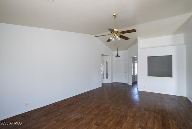Building Photo - 909 E Harwell Rd