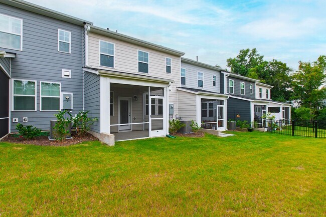 Building Photo - Bright & Beautiful! Modern 3-Bedroom Townh...