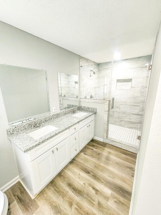 Building Photo - 305 Red Haven Dr